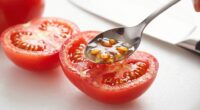remove tomato seeds neatly