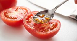 remove tomato seeds neatly